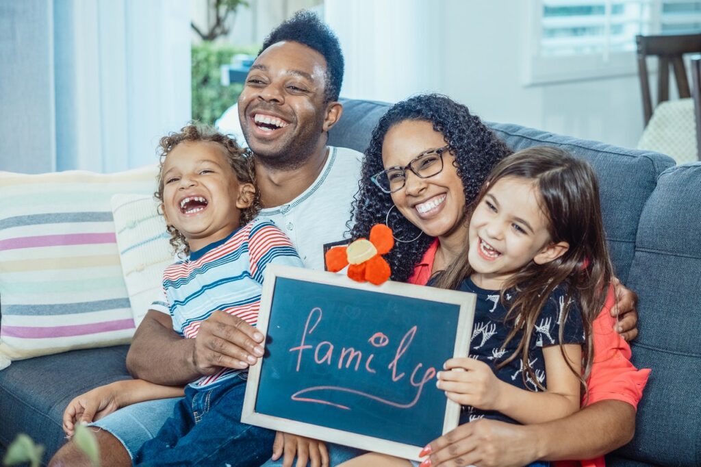 La familia que juega unida atesora momentos de unión y alegría